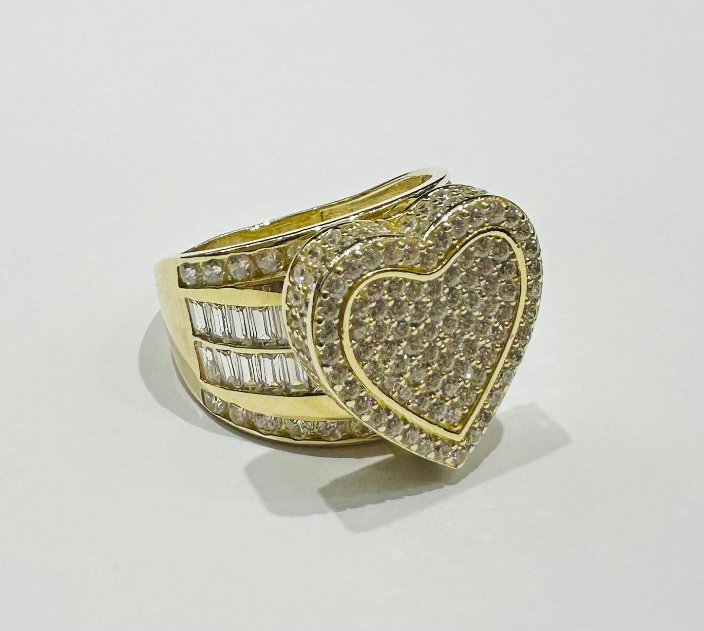 10K GOLD HEART RING WITH WHITE SAPPHIRE- WEIGHT: 8.2gm