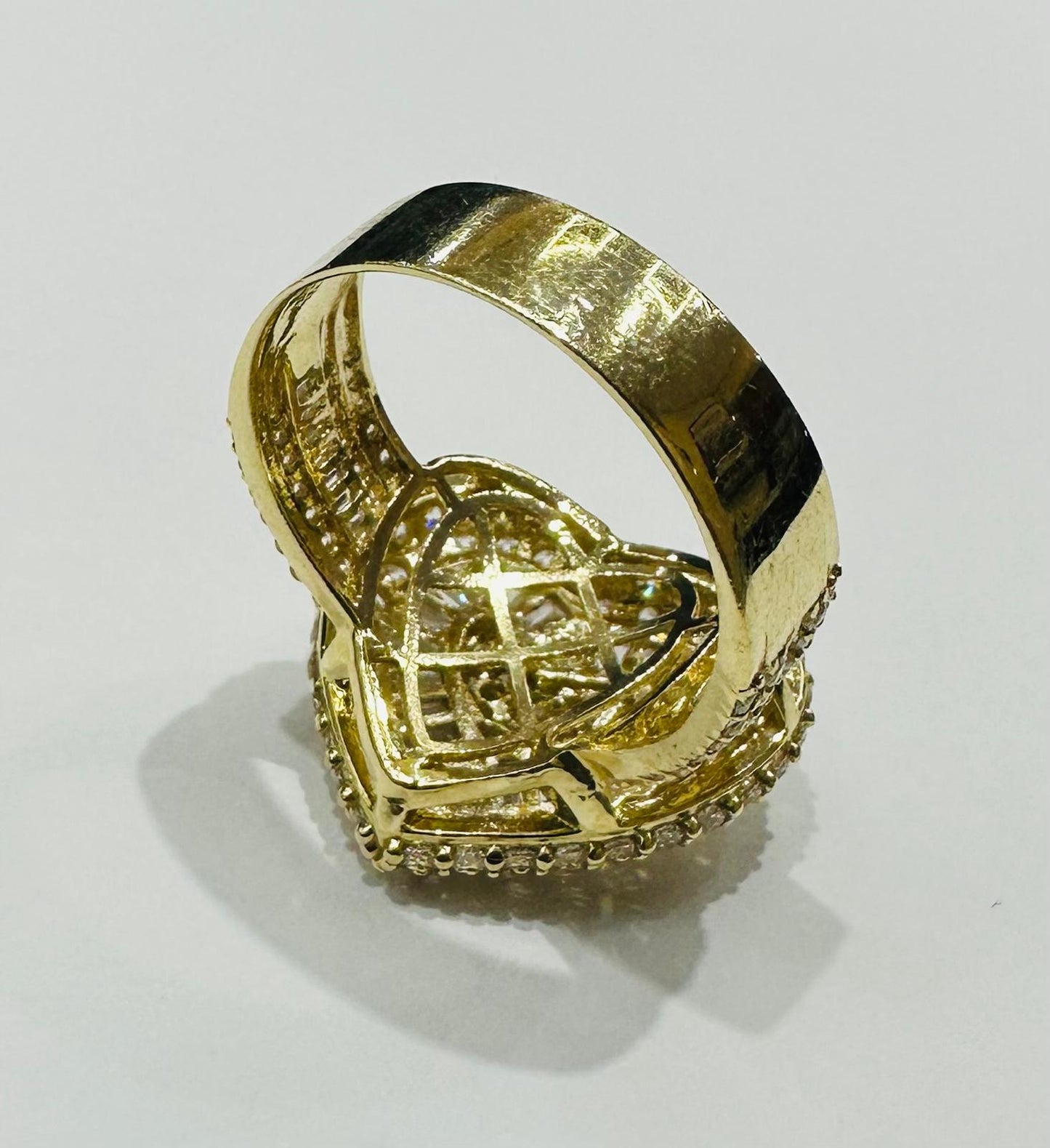 10K GOLD HEART WHITE SAPPHIRE RING- WEIGHT: 7.2gm