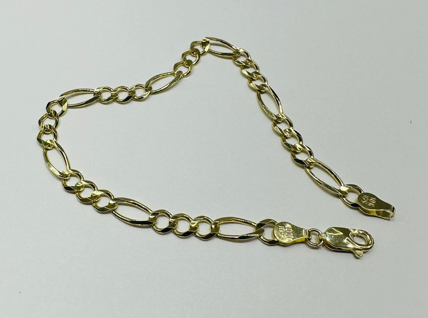 10K GOLD FIGARO LINK CHAIN BRACELET-  5.8gm    8"    5.10mm