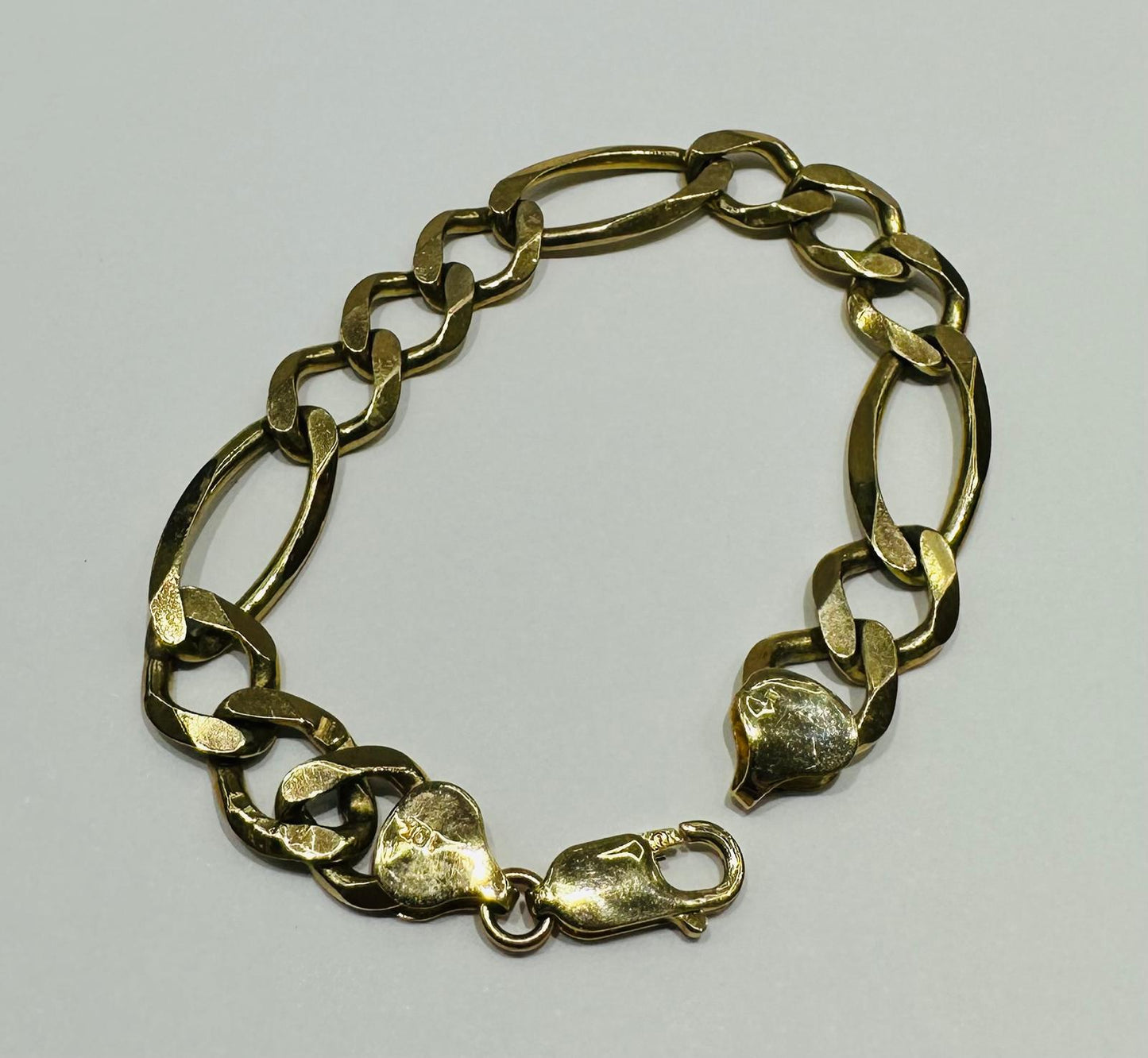 10K GOLD FIGARO LINK CHAIN BRACELET-  14.5gm    6"     9.40mm