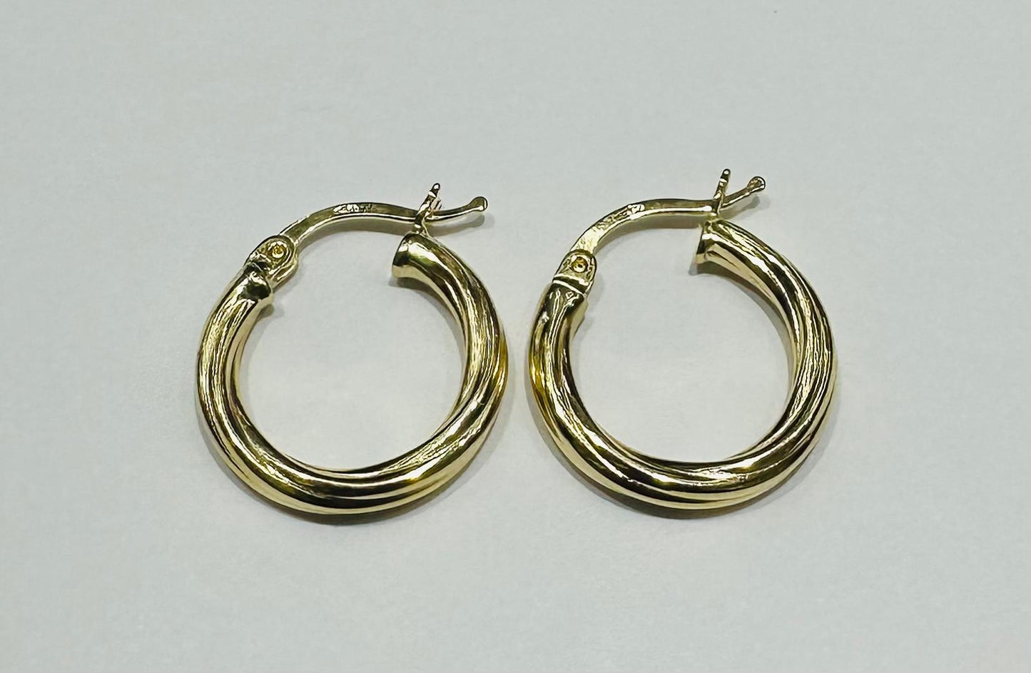 10K GOLD ROUND TWIST HOOP EARRINGS- 1.5gm