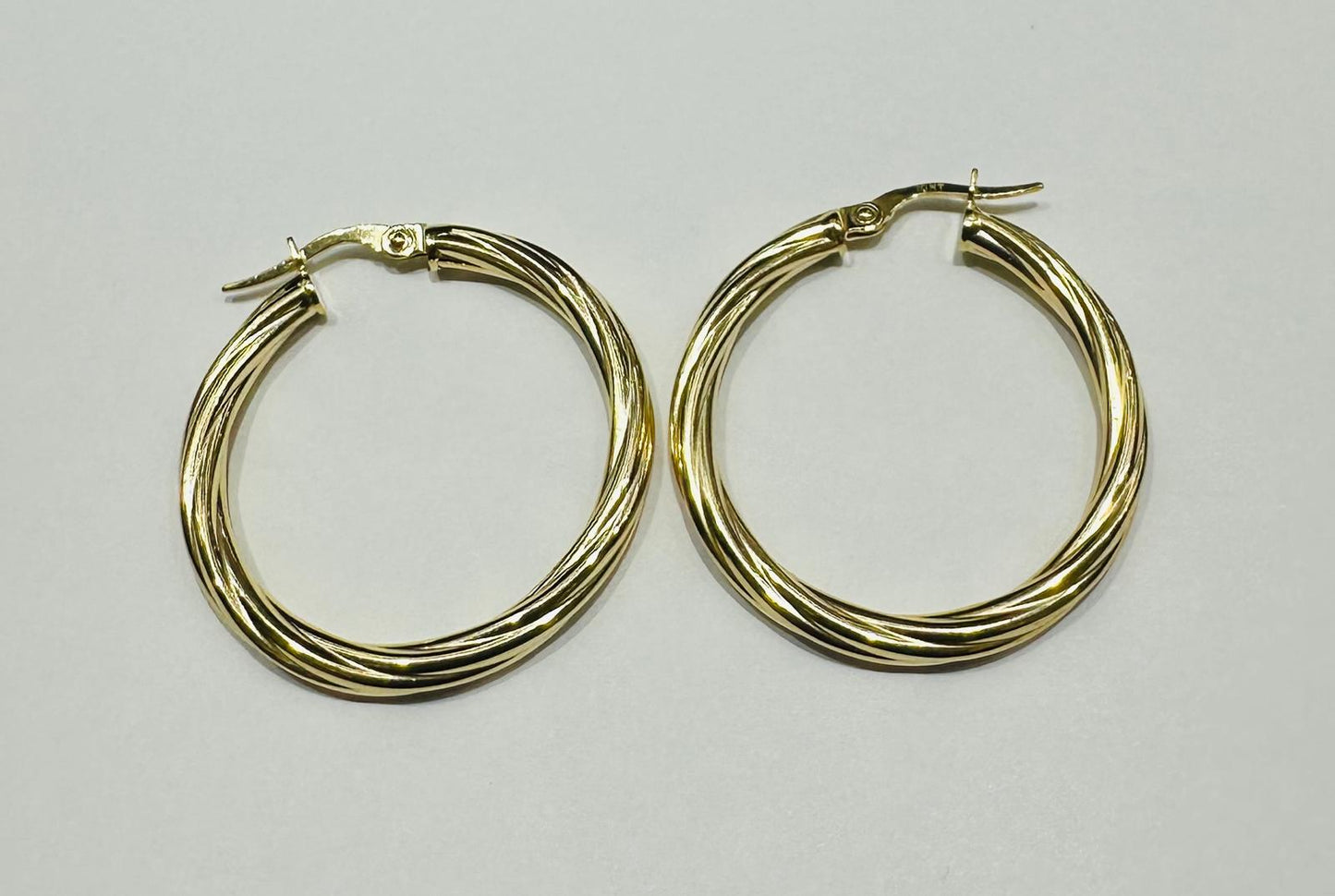 10K GOLD ROUND HOOP EARRINGS- 1.7gm