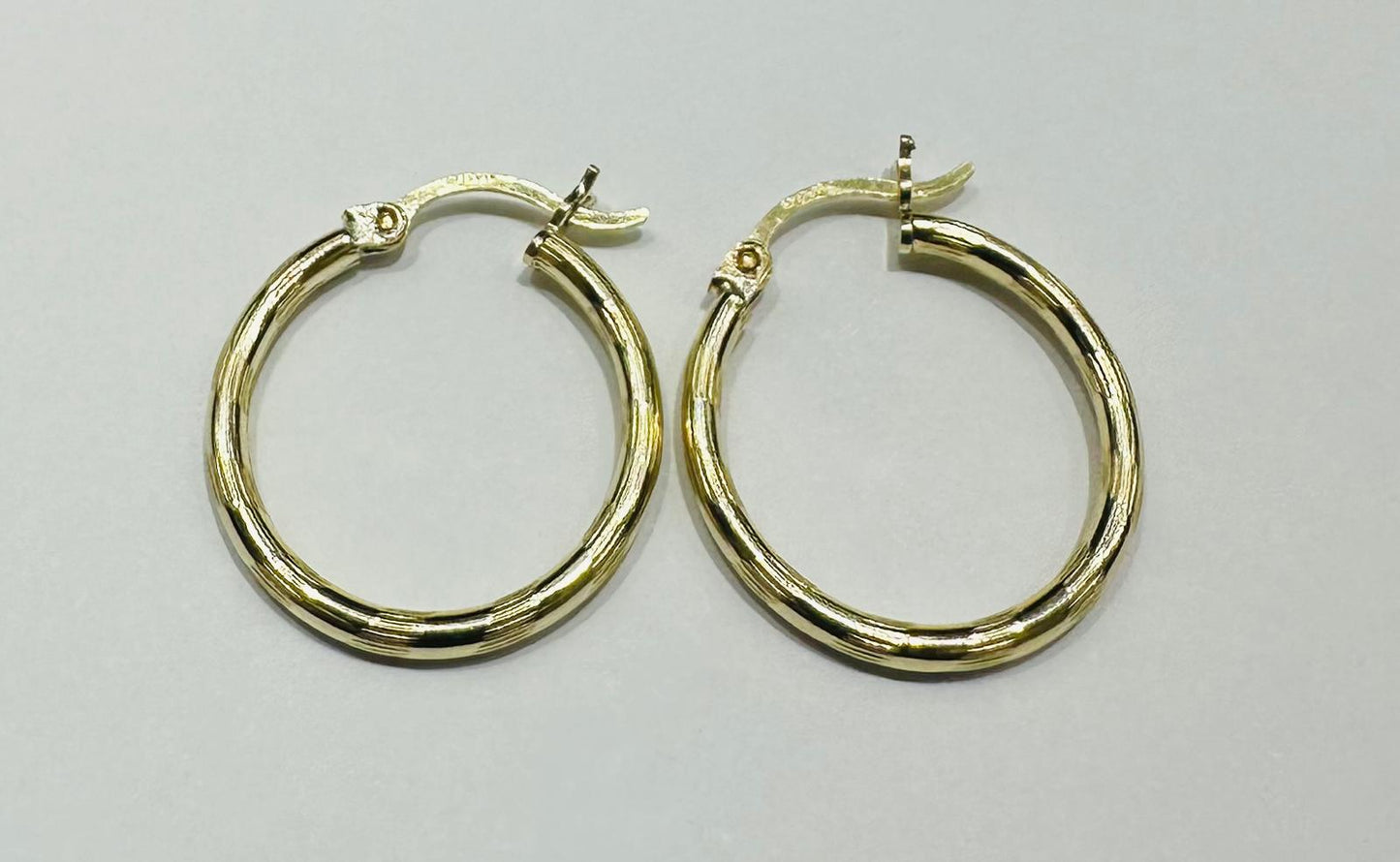 10K GOLD ROUND HOOP EARRINGS- 1.6gm