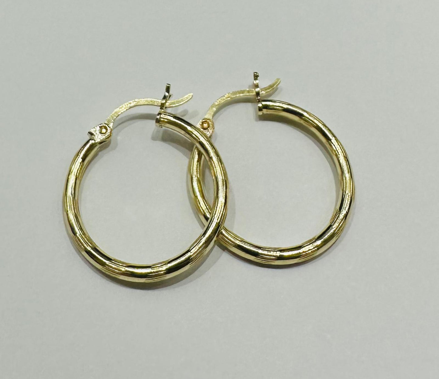 10K GOLD ROUND HOOP EARRINGS- 1.6gm