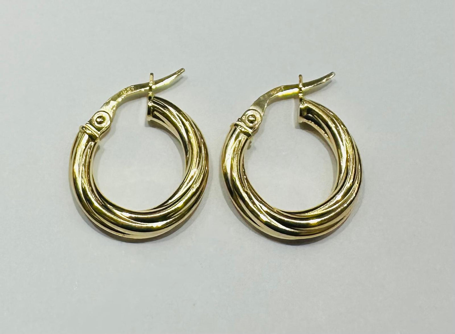 10K GOLD ROUND HOOP EARRINGS- 1.0gm