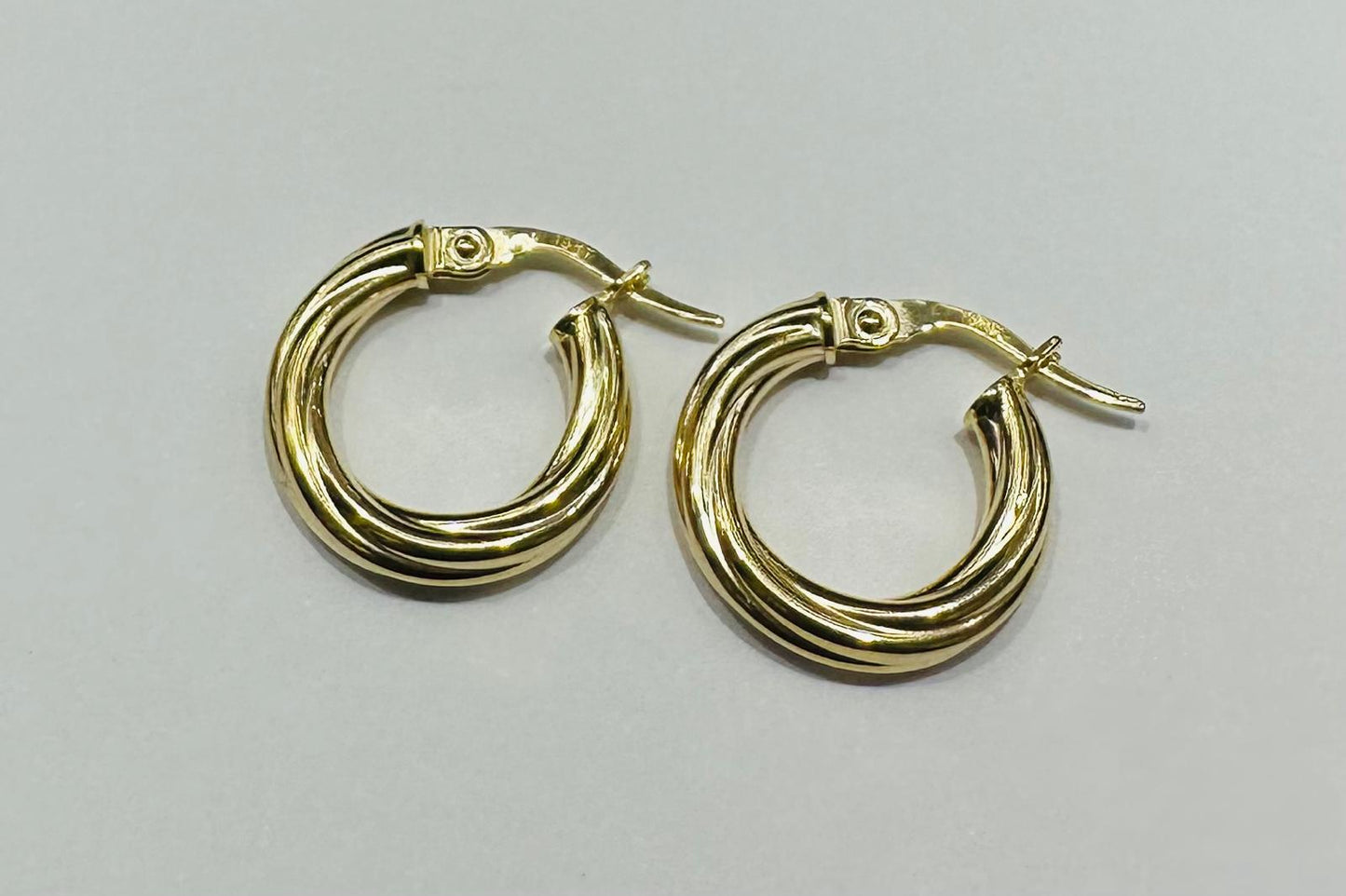 10K GOLD ROUND HOOP EARRINGS- 1.0gm