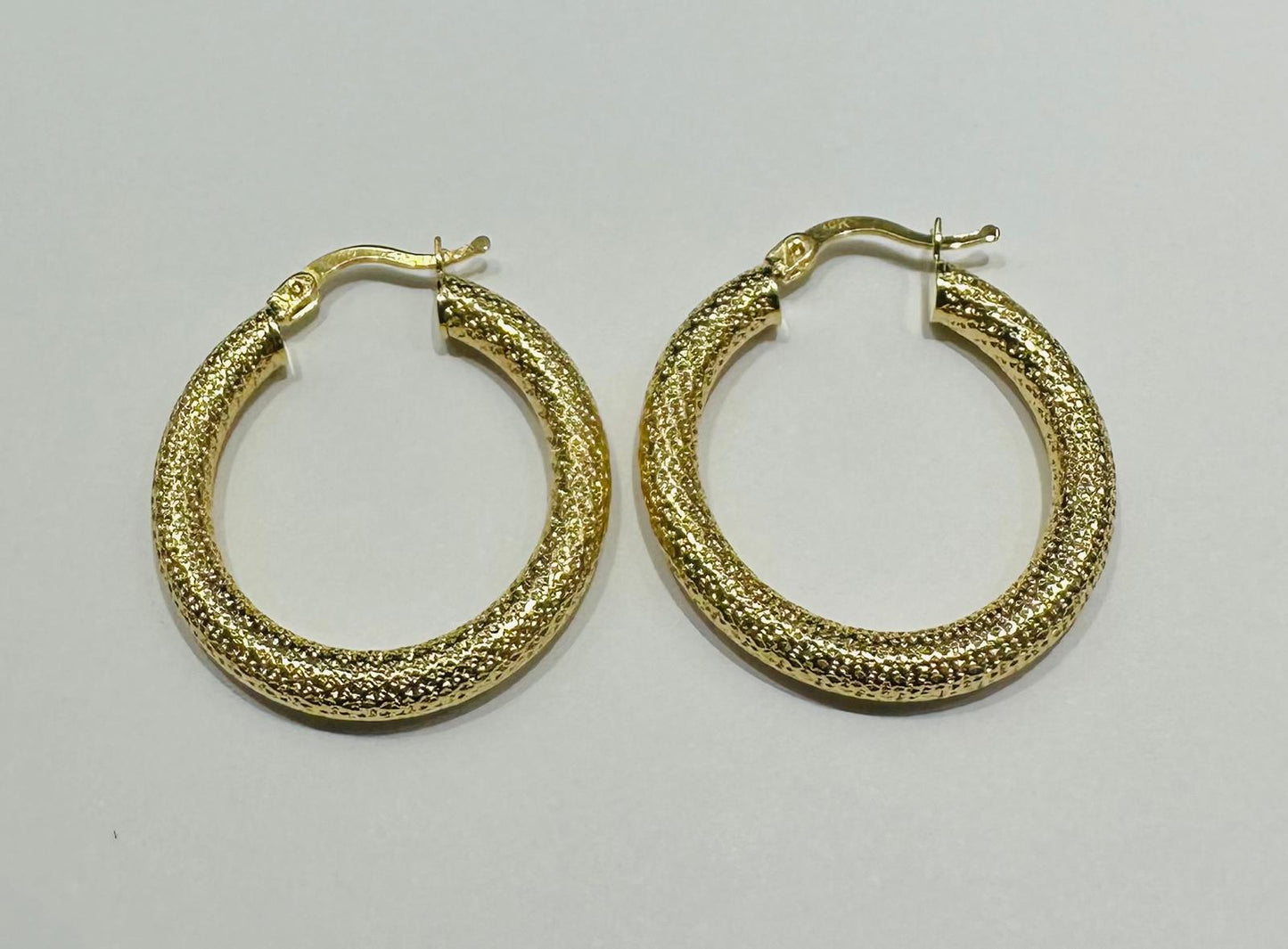 10K GOLD ROUND TWIST HOOP EARRINGS- 4.0gm
