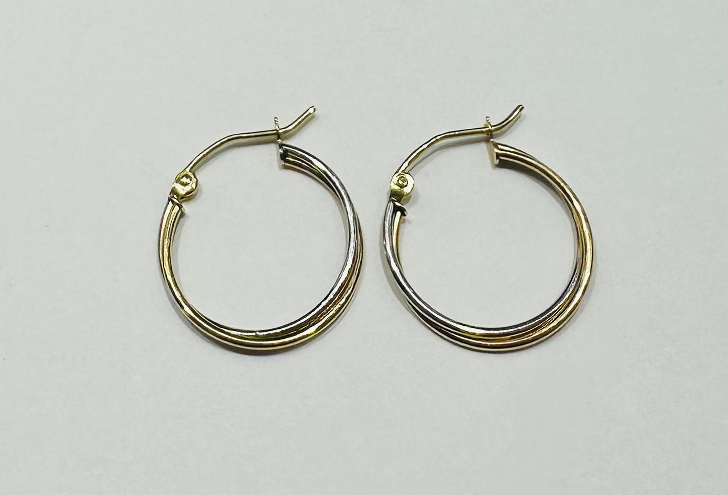 10K GOLD ROUND TWO TONED HOOP EARRINGS- 0.9gm