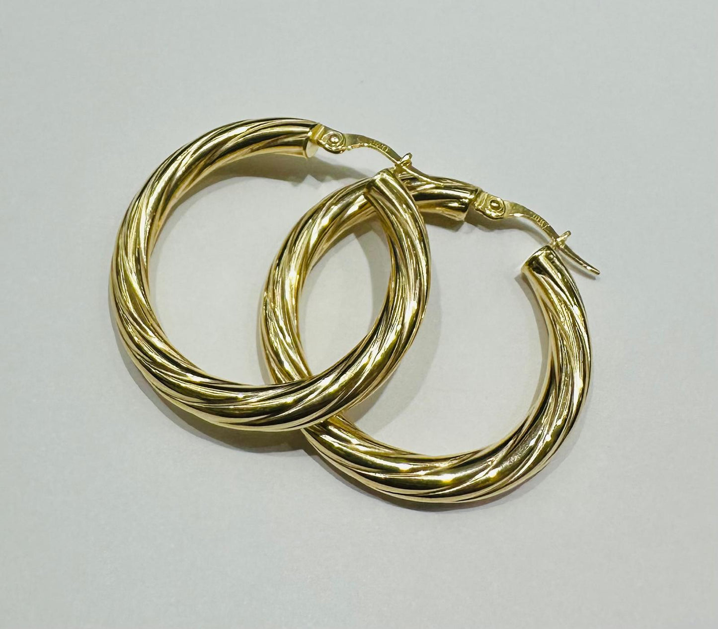 10K GOLD ROUND TWIST HOOP EARRINGS- 3.3gm