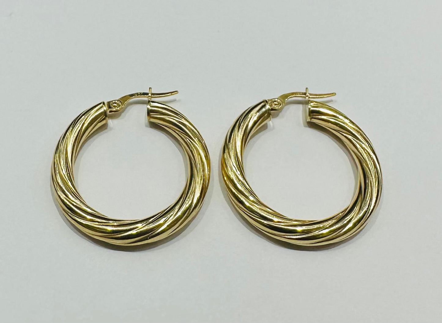 10K GOLD ROUND TWIST HOOP EARRINGS- 2.8gm