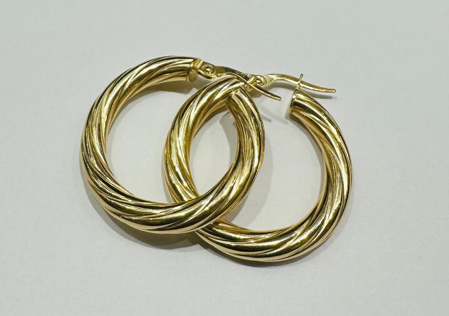 10K GOLD ROUND TWIST HOOP EARRINGS- 2.8gm