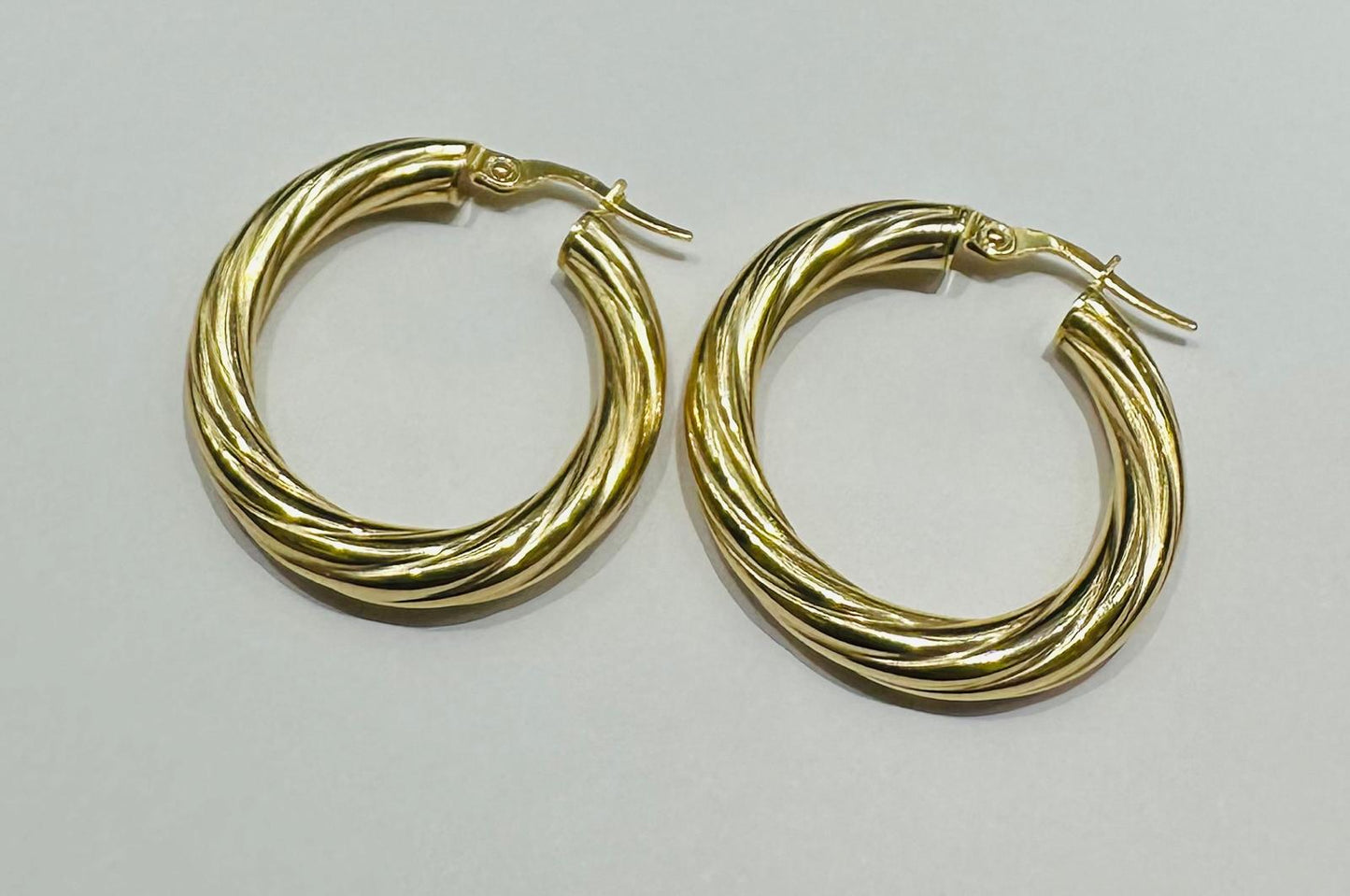 10K GOLD ROUND TWIST HOOP EARRINGS- 2.8gm