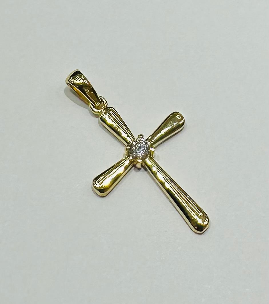 10K GOLD CROSS PENDANT- WEIGHT: 1.1gm