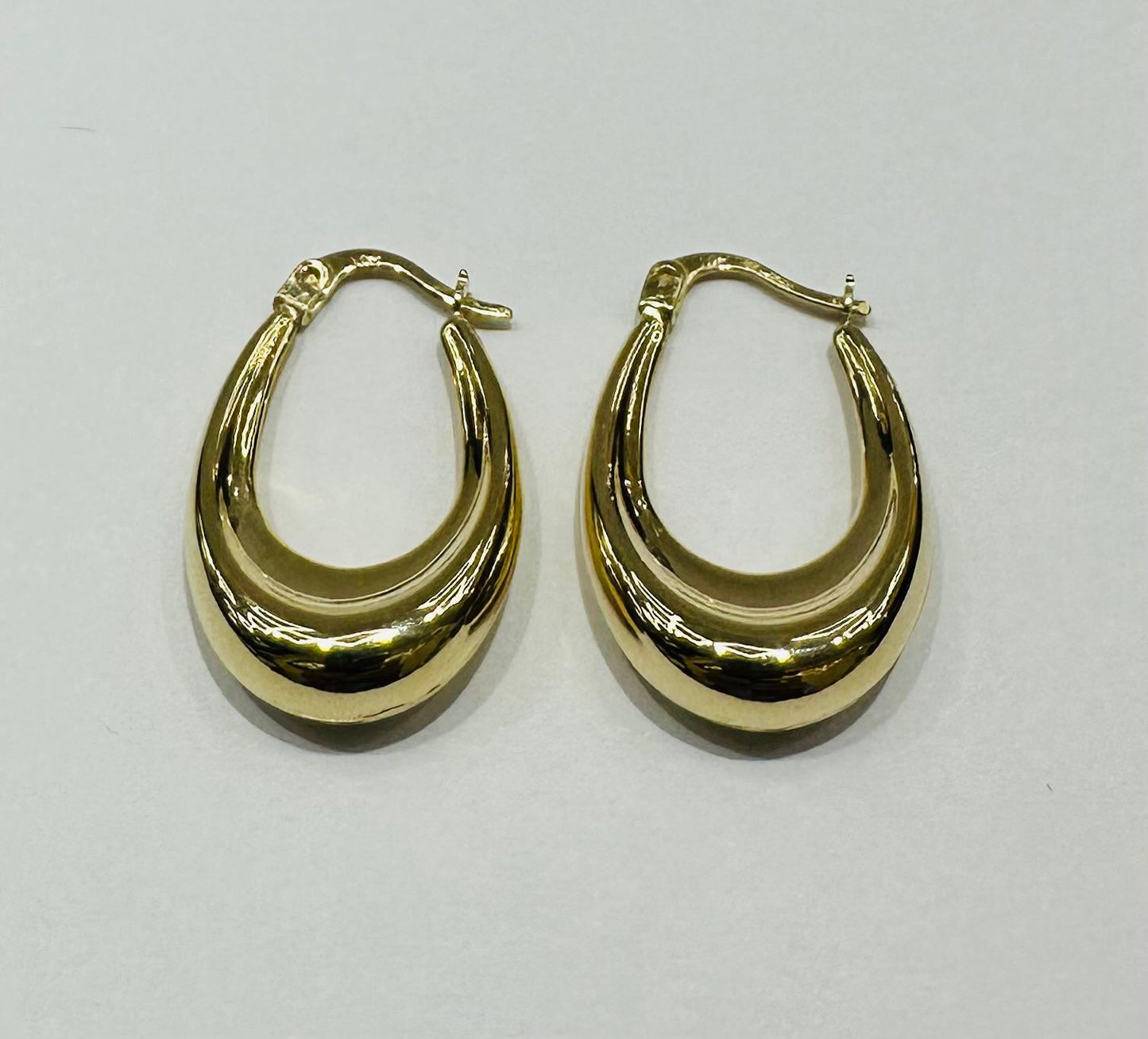 10K GOLD OVAL HOOP EARRINGS- 2.2gm