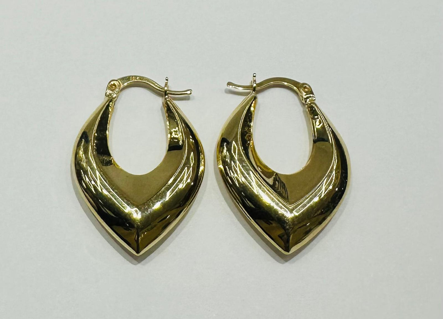 10K GOLD OVAL TRAINGULAR HOOP EARRINGS- 3.0gm