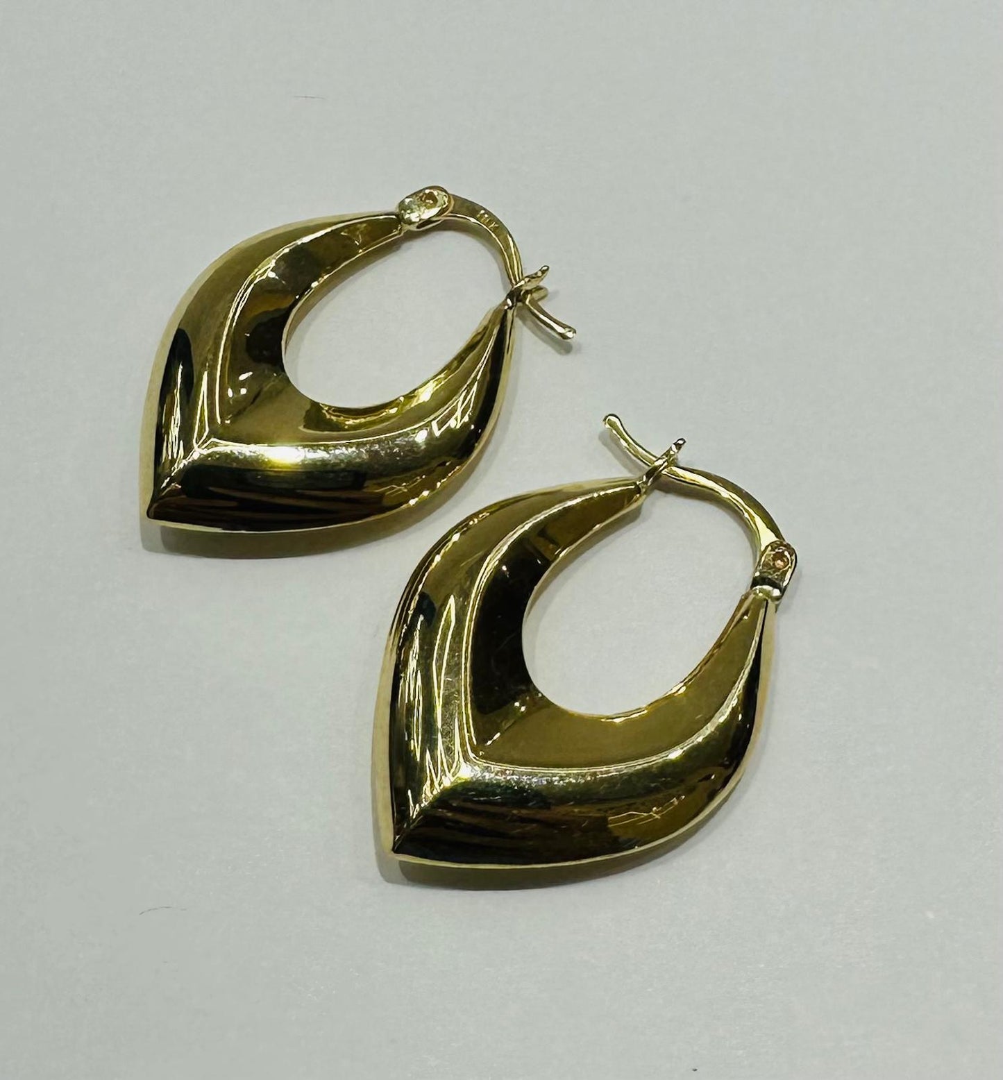 10K GOLD OVAL TRAINGULAR HOOP EARRINGS- 3.0gm