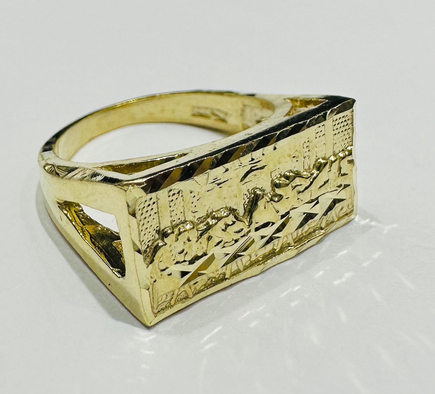 10K GOLD LAST SUPPER RING- WEIGHT: 4.6gm