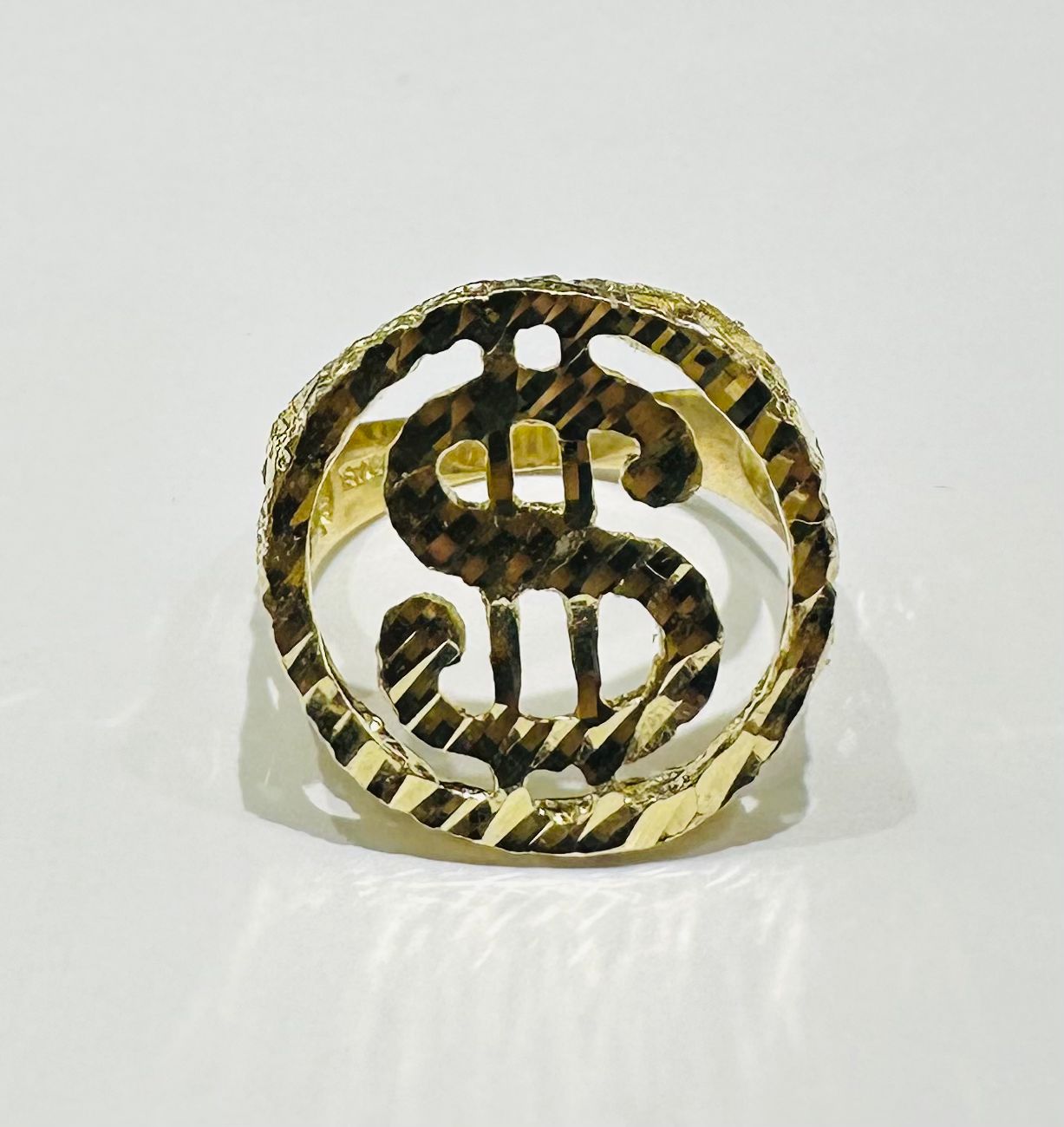 10K GOLD ROUND DOLLAR SIGN RING- WEIGHT: 6.6gm