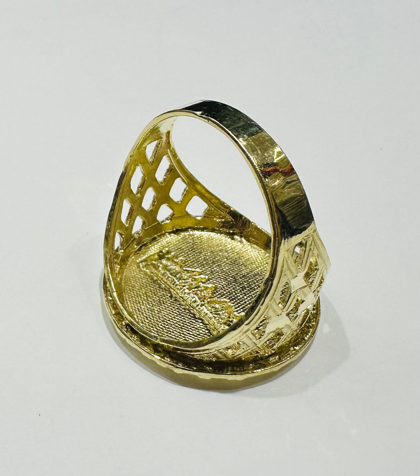 10K GOLD ROUND LAST SUPPER NUGGET RING- WEIGHT: 7.5gm
