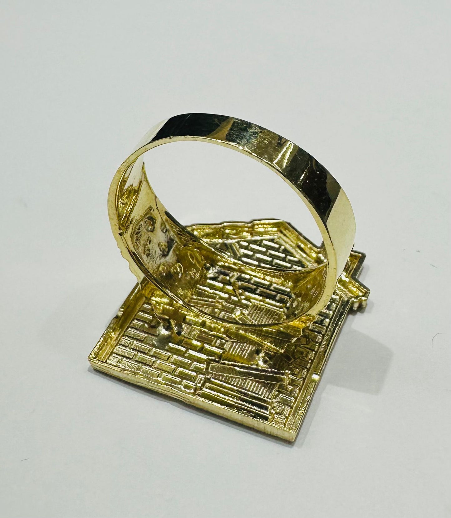 10K GOLD TRAP HOUSE RING- WEIGHT: 6.6gm