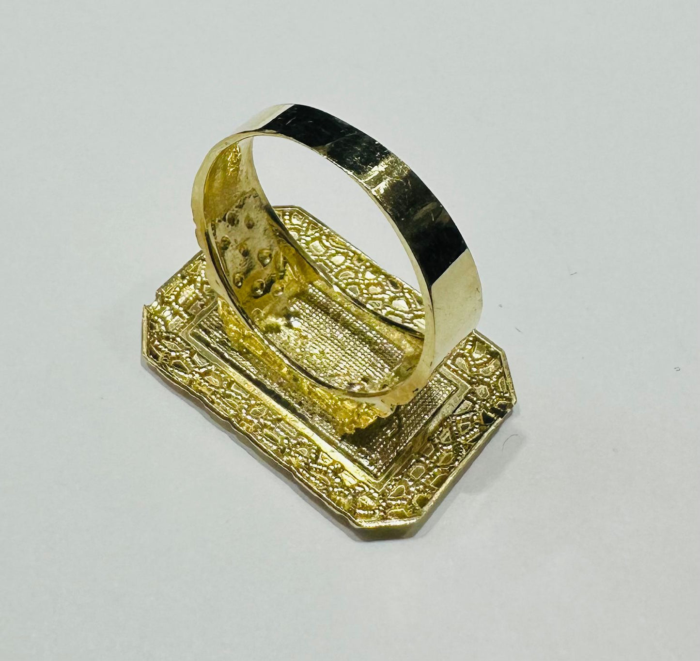 10K GOLD LAST SUPPER RING- WEIGHT: 6.1gm