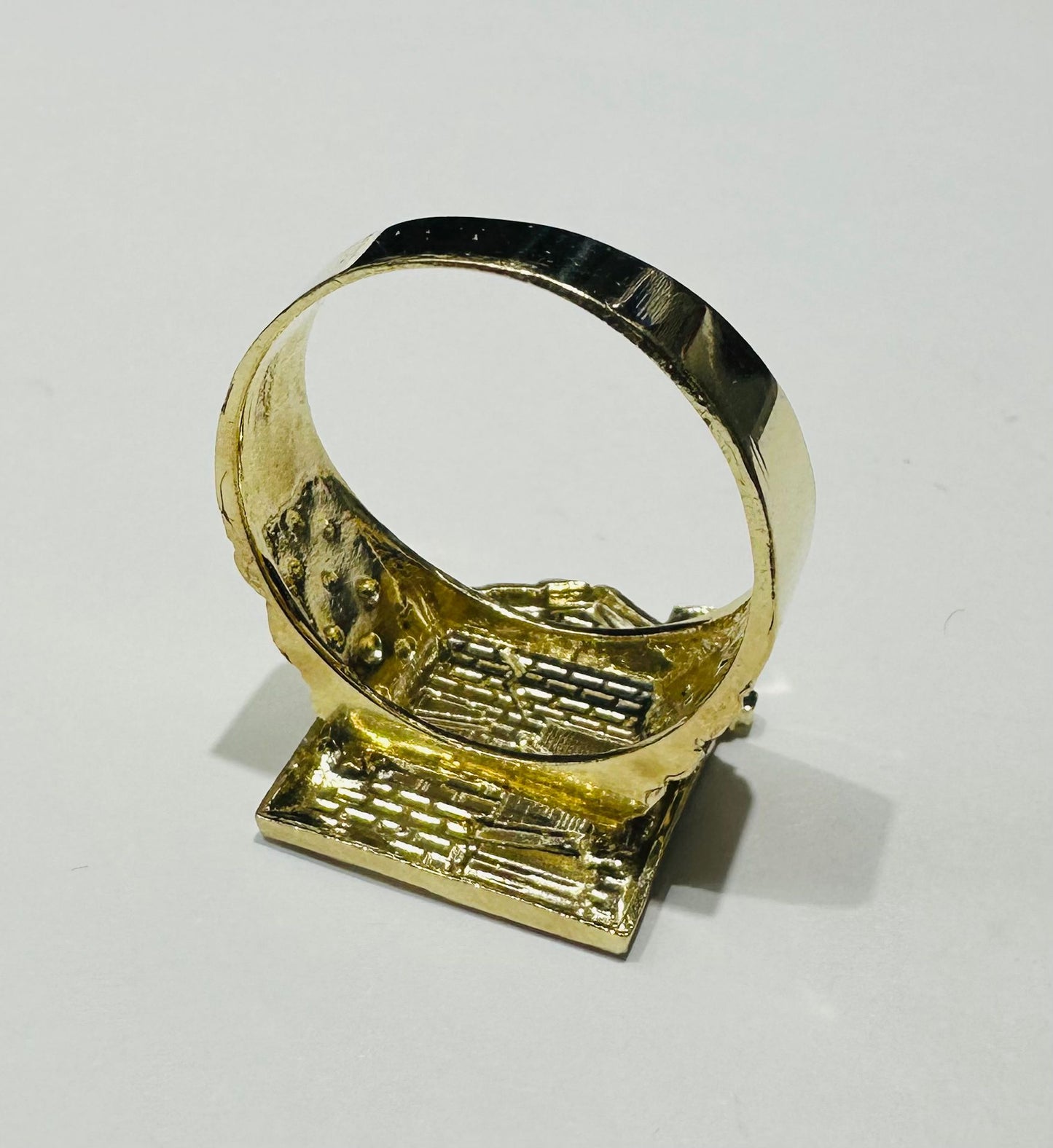 10K GOLD TRAP HOUSE RING- WEIGHT: 6.0gm