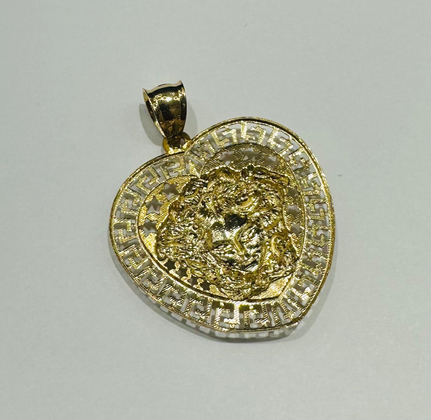 10K GOLD MEDUSA HEAD HEART PENDANT WEIGHT: 4.5gm