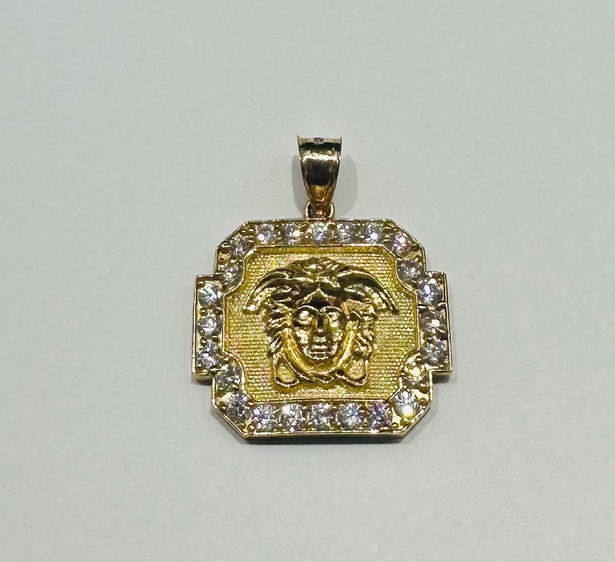 10K GOLD MEDUSA HEAD PENDANT WITH WHITE SAPPHIRE- WEIGHT: 2.8gm
