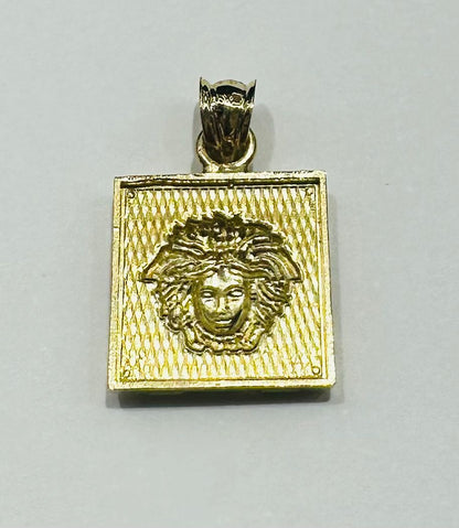 10K GOLD MEDUSA HEAD PENDANT- WEIGHT: 1.8gm
