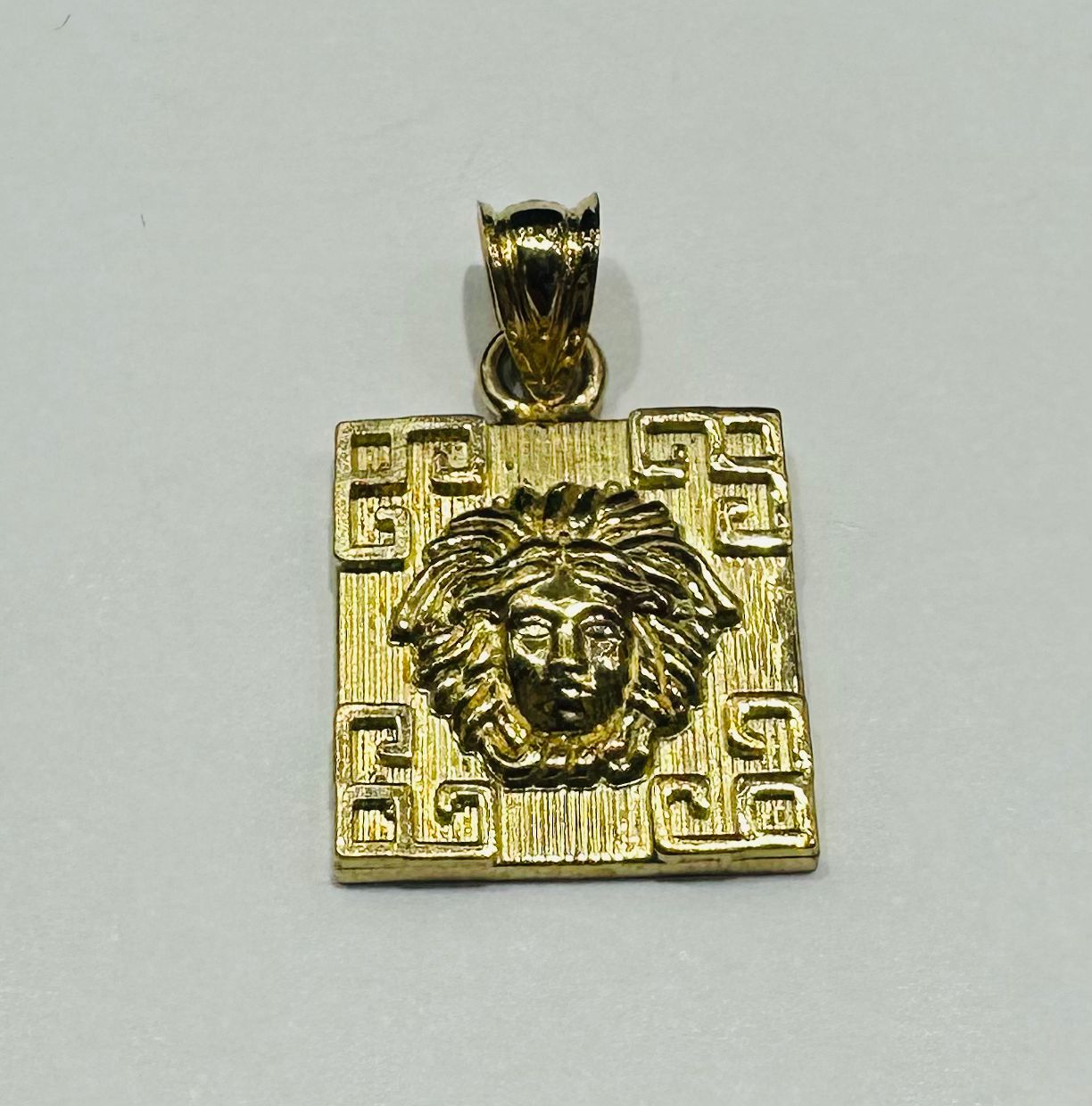 10K GOLD MEDUSA HEAD PENDANT- WEIGHT: 1.8gm