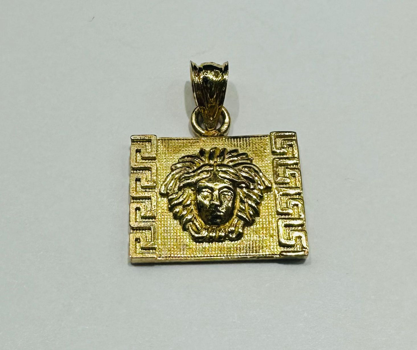 10K GOLD MEDUSA HEAD PENDANT- WEIGHT: 1.9gm