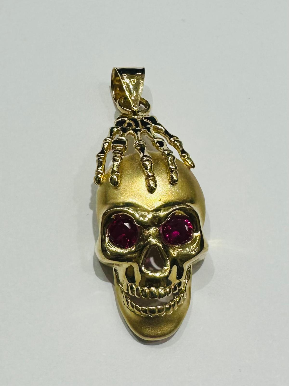 10K GOLD SKULL PENDANT WITH SAPPHIRE STONE- WEIGHT: 9.1gm