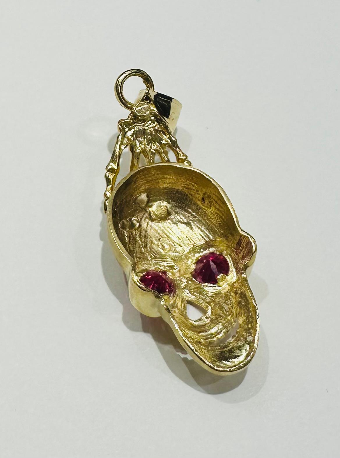 10K GOLD SKULL PENDANT WITH SAPPHIRE STONE- WEIGHT: 9.1gm