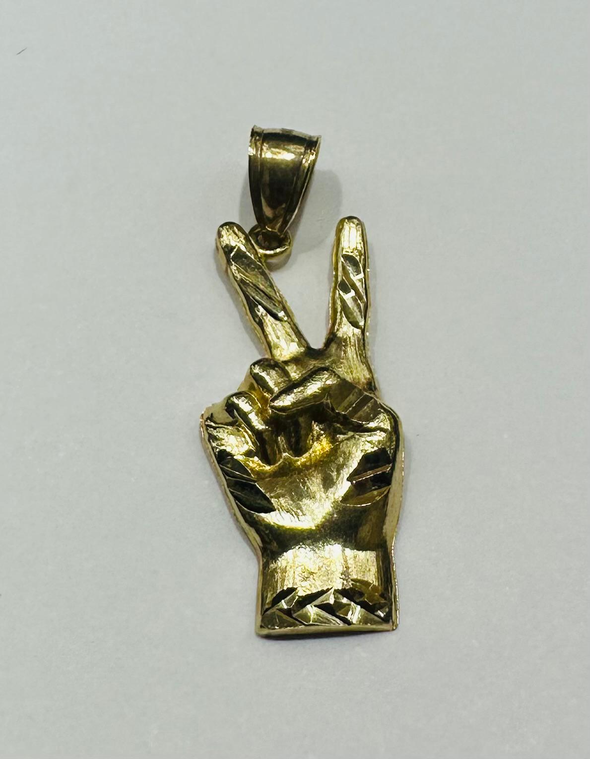 10K GOLD VICTORY SIGN PENDANT- WEIGHT:  1.6gm