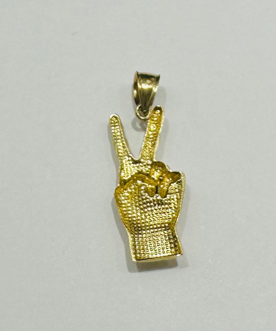 10K GOLD VICTORY SIGN PENDANT- WEIGHT:  1.6gm