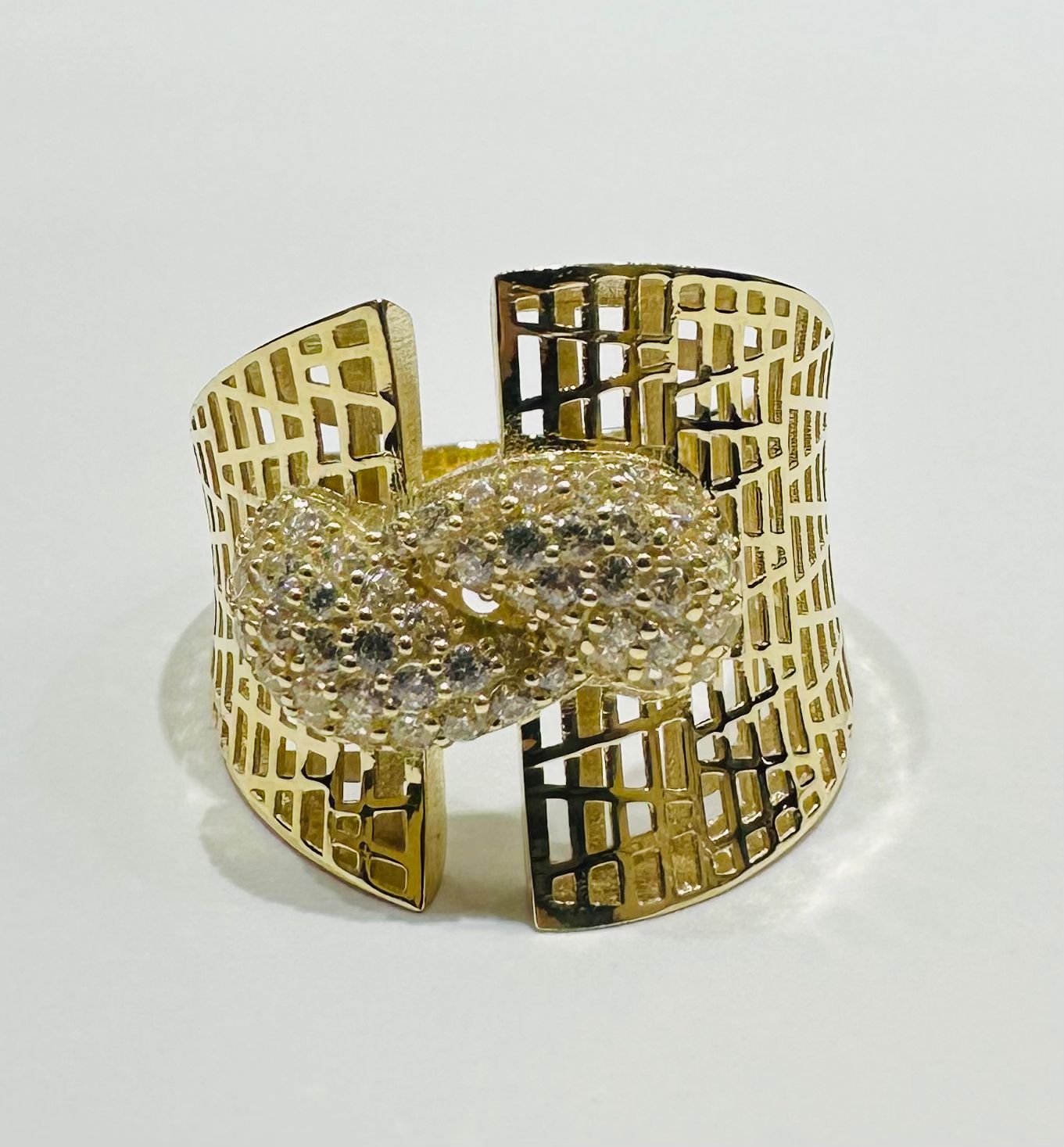 10K GOLD RING WITH WHITE SAPPHIRE- WEIGHT: 3.0gm