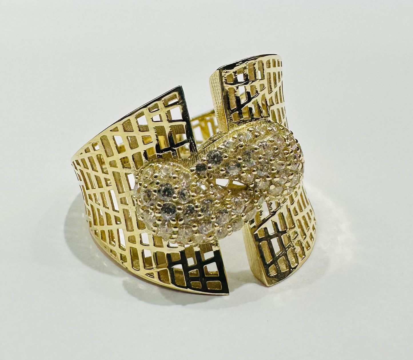 10K GOLD RING WITH WHITE SAPPHIRE- WEIGHT: 3.0gm