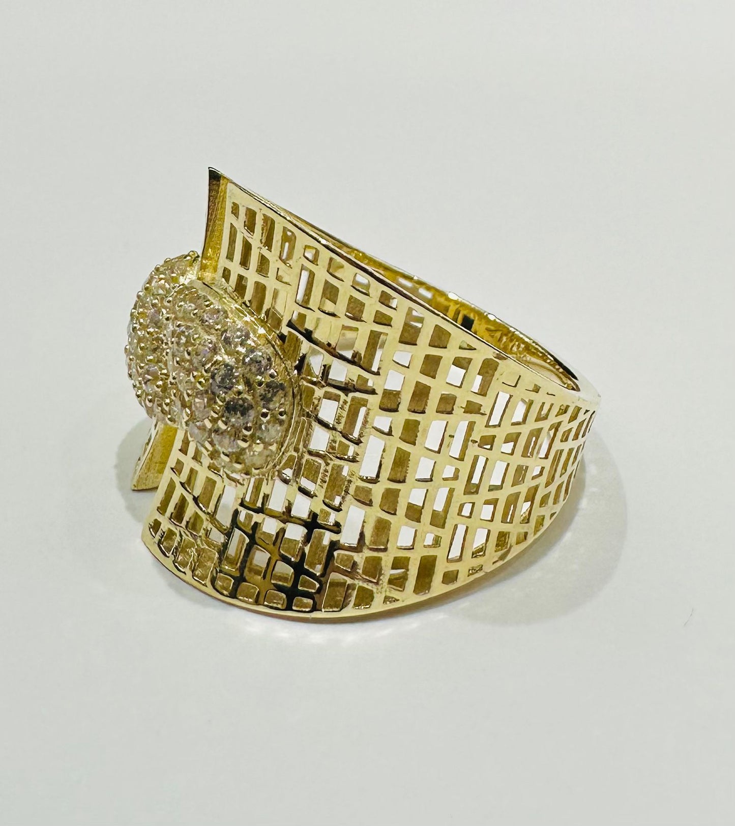 10K GOLD RING WITH WHITE SAPPHIRE- WEIGHT: 3.0gm