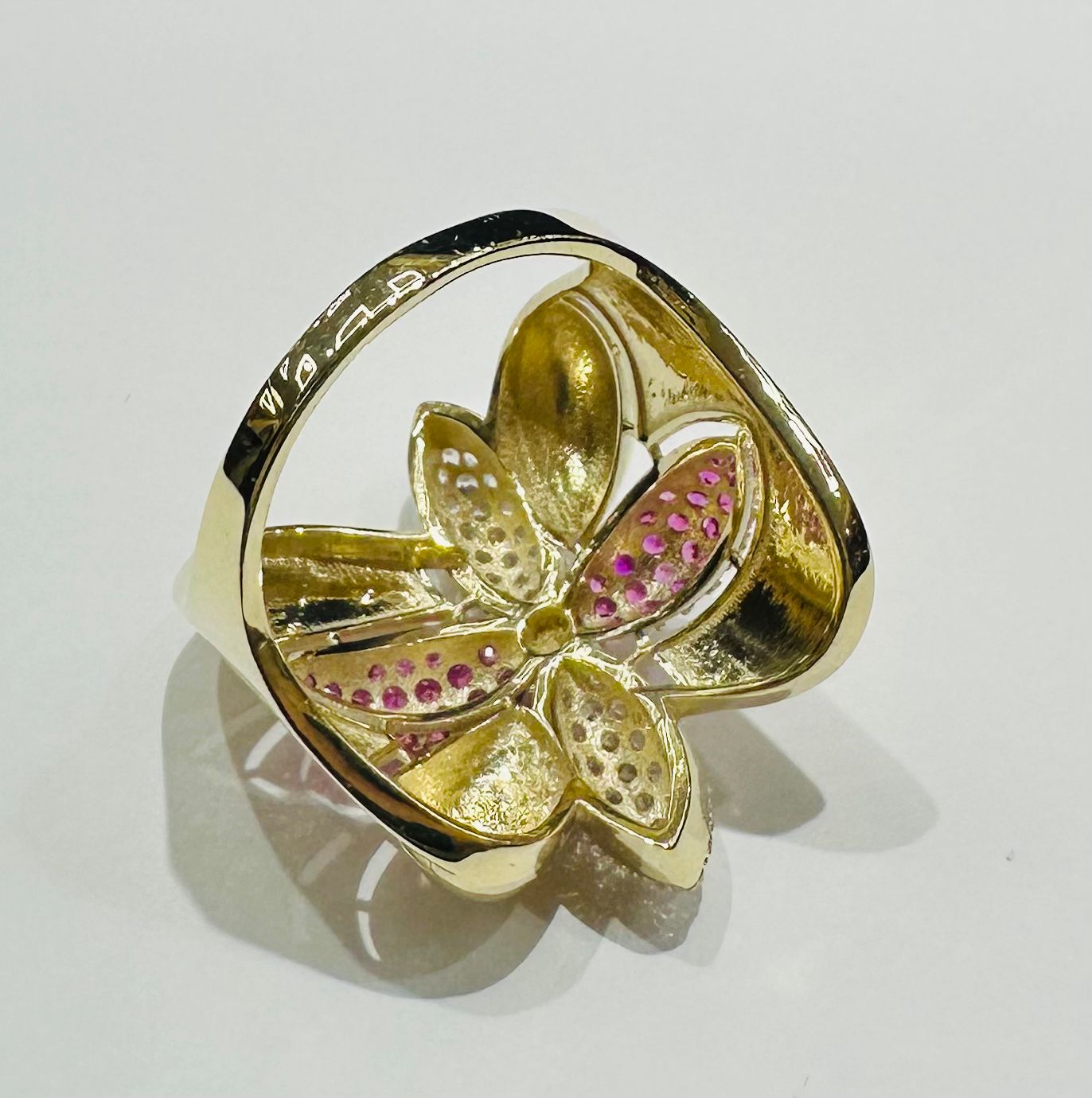 10K GOLD FLOWER RING WITH SAPPHIRE STONES- WEIGHT: 3.8gm