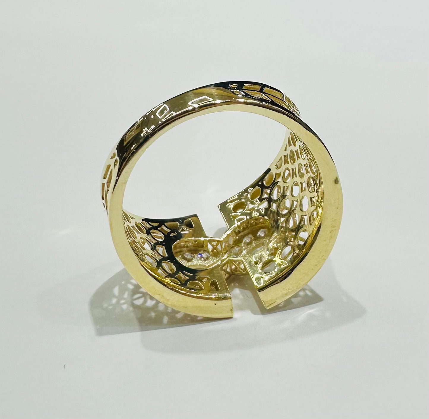 10K GOLD RING WITH WHITE SAPPHIRE- WEIGHT: 3.3gm