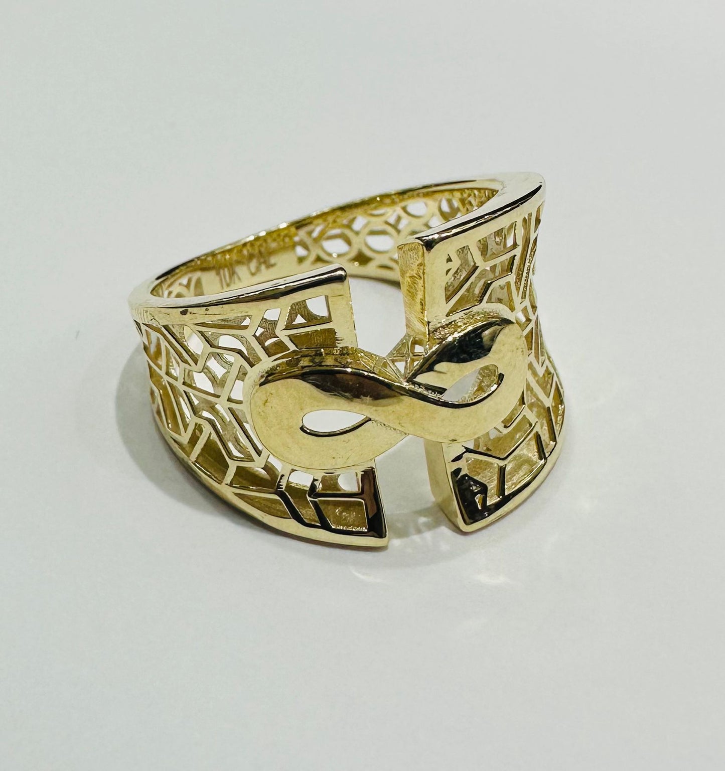 10K GOLD RING- WEIGHT: 2.7gm
