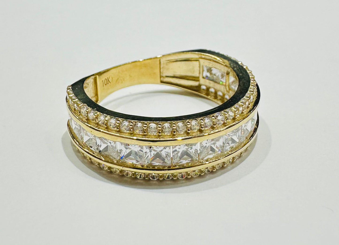 10K GOLD ROUND RING WITH WHITE SAPPHIRE- WEIGHT: 5.0gm
