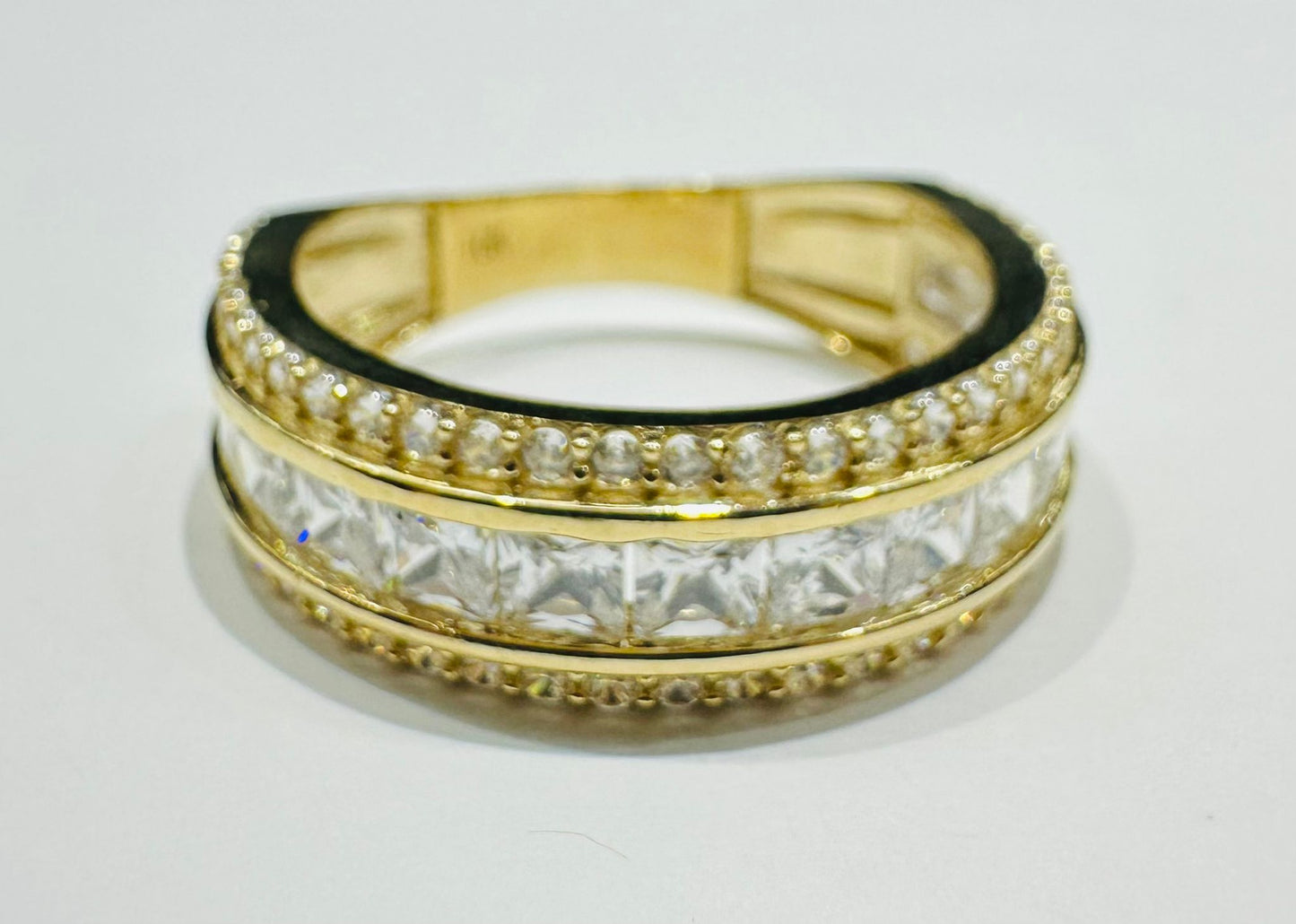 10K GOLD ROUND RING WITH WHITE SAPPHIRE- WEIGHT: 5.0gm