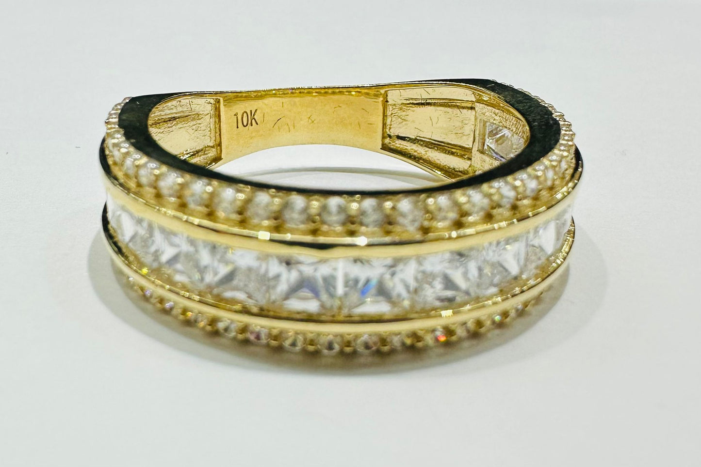 10K GOLD ROUND RING WITH WHITE SAPPHIRE- WEIGHT: 5.0gm