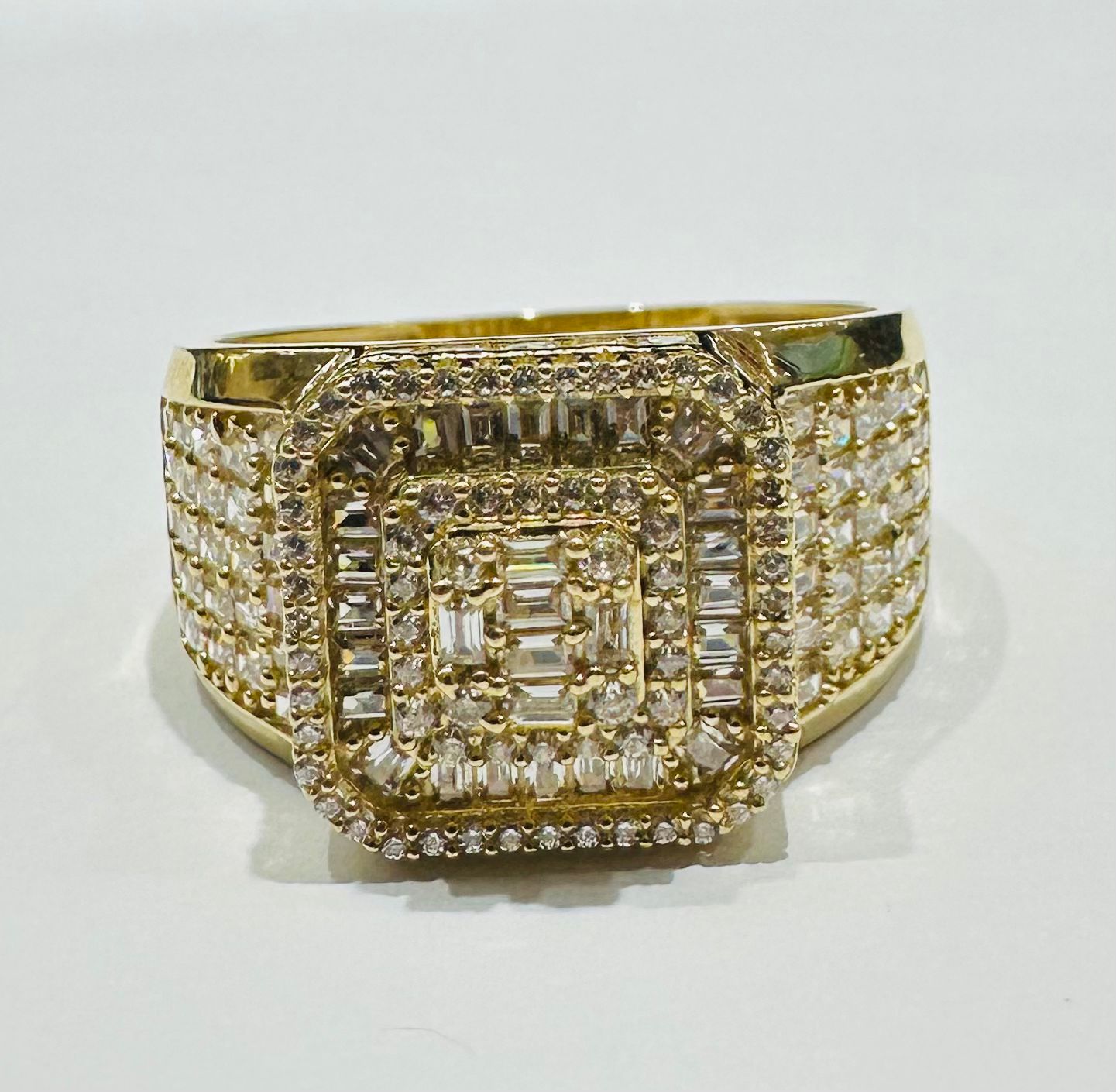 10K GOLD SQUARE BAGUETTE RING- WEIGHT: 3.9gm