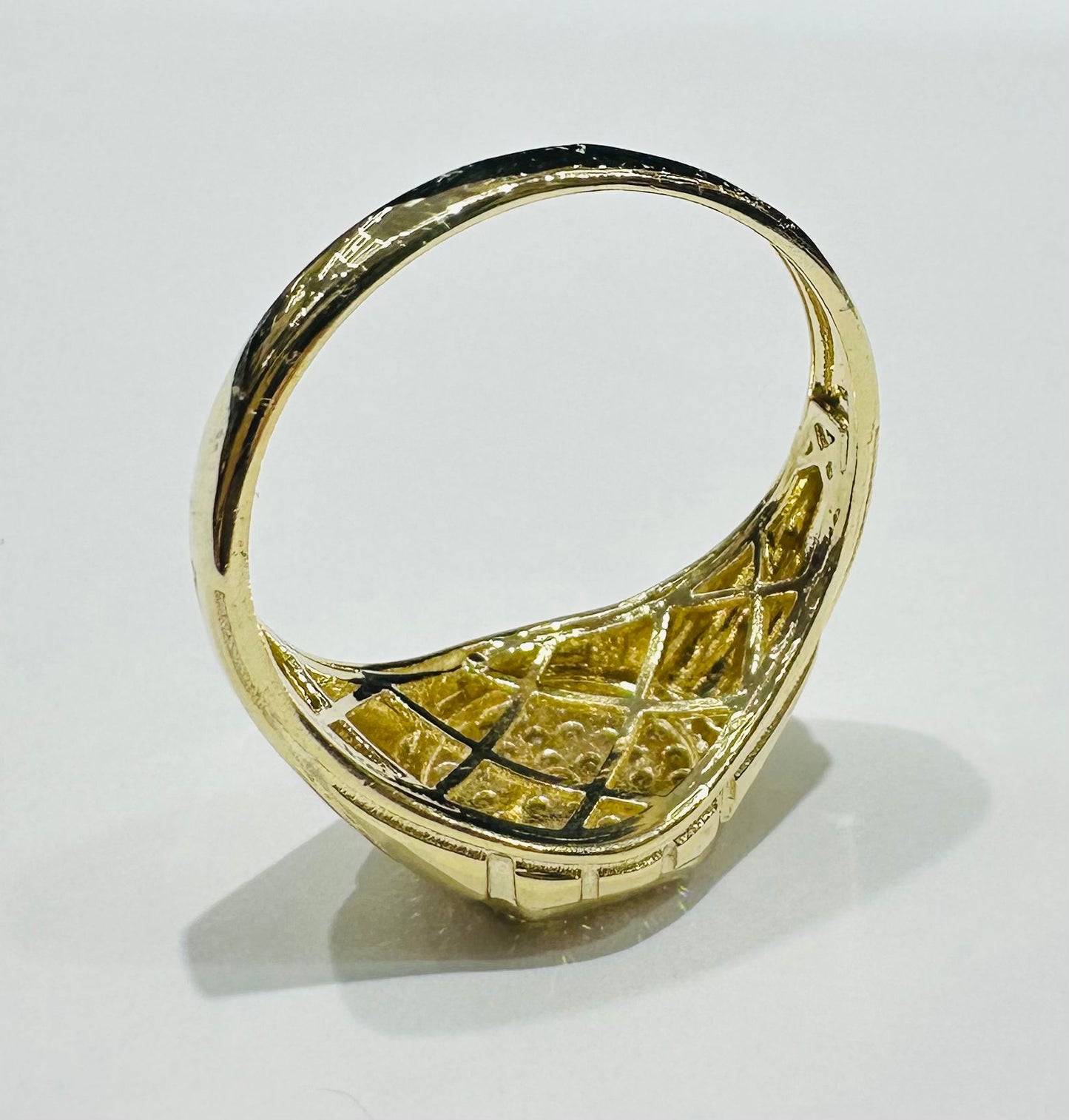 10K GOLD ROUND EAGLE RING WITH WHITE SAPPHIRE- WEIGHT: 4.7gm