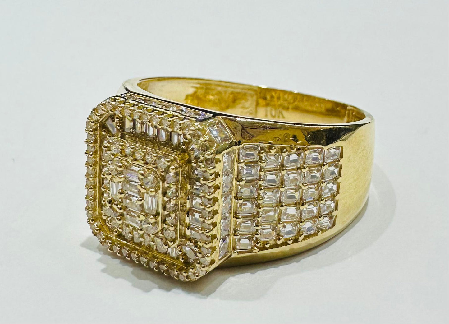 10K GOLD SQUARE BAGUETTE RING- WEIGHT: 3.9gm