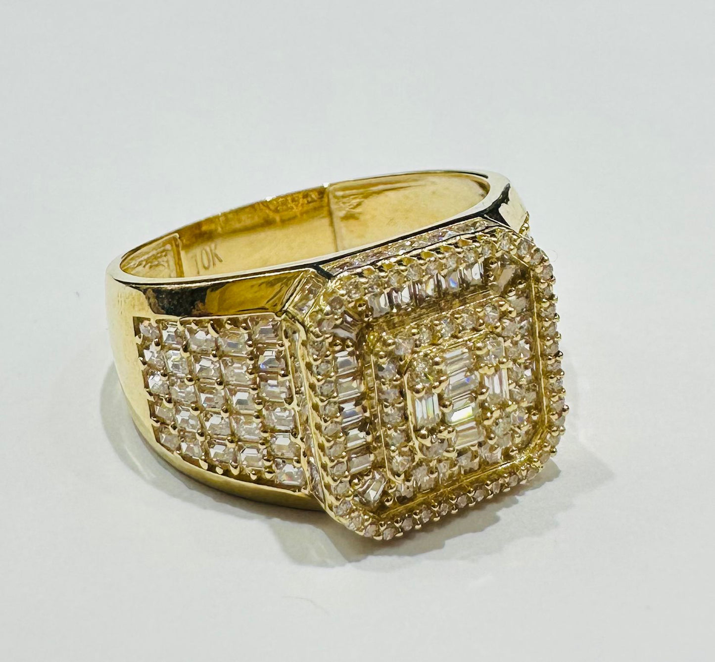 10K GOLD SQUARE BAGUETTE RING- WEIGHT: 3.9gm