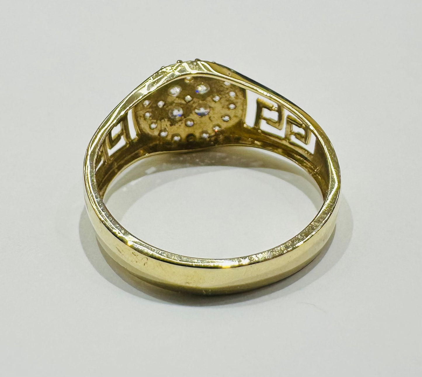 10K GOLD ROUND RING WITH WHITE SAPPHIRE- WEIGHT: 3.1gm