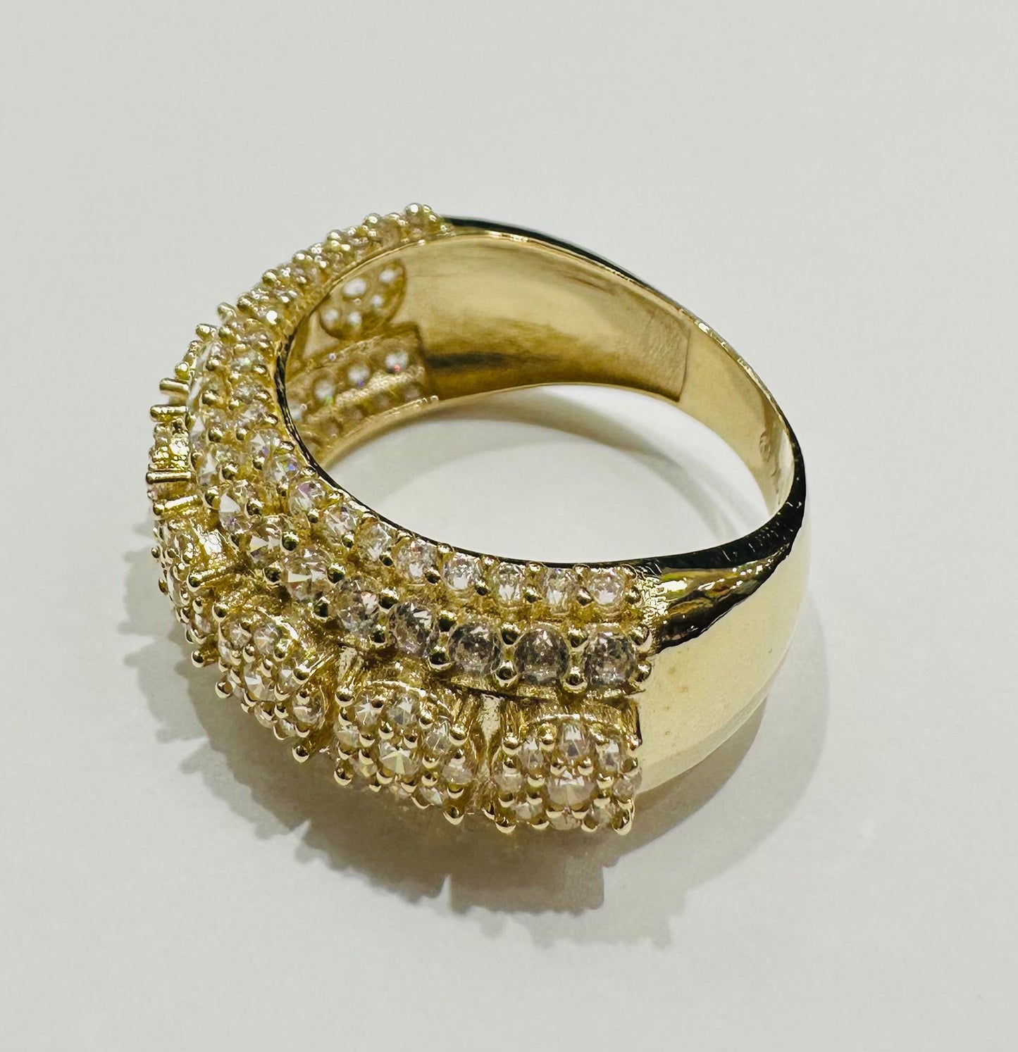 10K GOLD ROUND RING WITH WHITE SAPPHIRE- WEIGHT: 6.1gm